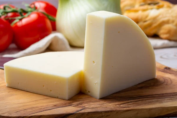 Italský Sýr Sýr Provolone Dolce Cow Cremony Podávaný Olivovým Chlebem — Stock fotografie