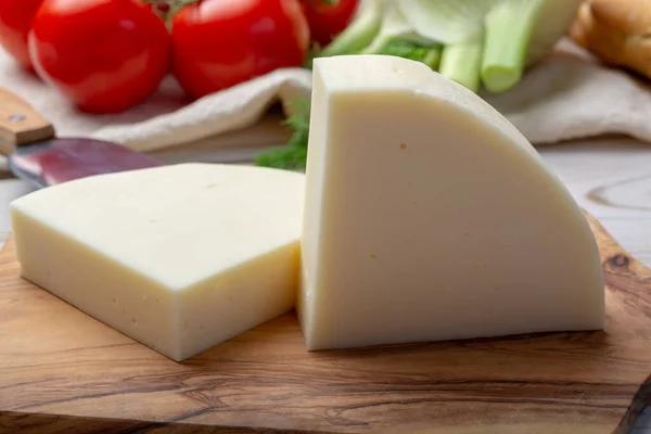 Italský Sýr Sýr Provolone Dolce Cow Cremony Podávaný Olivovým Chlebem — Stock fotografie