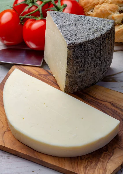 意大利芝士 成熟的托斯卡纳Pecorino羊奶芝士和Provolone Dolce奶牛芝士与橄榄面包和西红柿紧密相连 — 图库照片