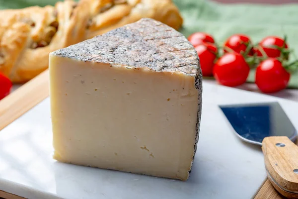 Queso Italiano Trozo Queso Oveja Pecorino Toscano Maduro Servido Con — Foto de Stock