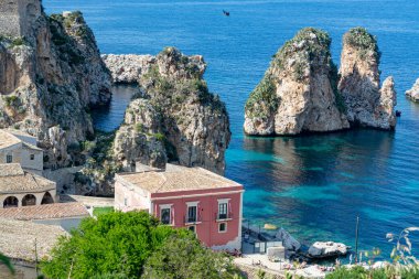 Kayalıklı kıyı şeridi ve Castellamare del Golfo yakınlarındaki derin mavi deniz doğal rezerv Zingaro, Sicilya, İtalya 'ya giriş yapıyor.