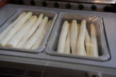 Hollanda 'da tarım çiftliğinde organik beyaz kuşkonmazların endüstriyel olarak işlenmesi, yıkanması, soyulması, tasnif edilmesi ve paketlenmesi