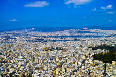 Yunanistan 'ın başkenti Atina, baharda tepenin manzarası, sokaklar ve binalarla dolu şehir manzarası, antik kentsel kültür