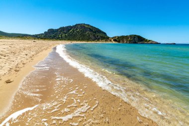 Voidokilia Plajı, Akdeniz 'in Messinia bölgesindeki popüler beyaz kum ve mavi berrak su plajı Yunan harfi Omega, Moreloponese, Yunanistan, tatil beldesi