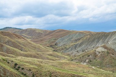İtalya 'nın güneyindeki Sicilya adasında, sıradağlarla çevrili bir manzara.