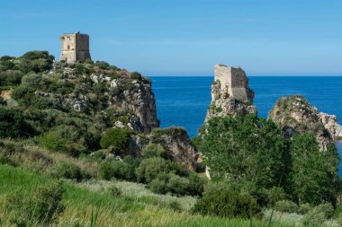 Kayalıklı kıyı şeridi ve Castellamare del Golfo yakınlarındaki derin mavi deniz doğal rezerv Zingaro, Sicilya, İtalya 'ya giriş yapıyor.