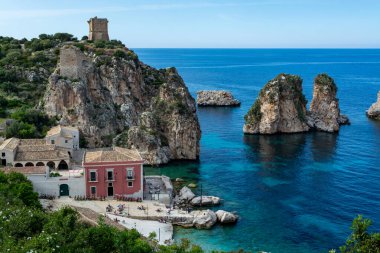 Kayalıklı kıyı şeridi ve Castellamare del Golfo yakınlarındaki derin mavi deniz doğal rezerv Zingaro, Sicilya, İtalya 'ya giriş yapıyor.