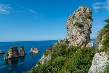 Kayalıklı kıyı şeridi ve Castellamare del Golfo yakınlarındaki derin mavi deniz doğal rezerv Zingaro, Sicilya, İtalya 'ya giriş yapıyor.