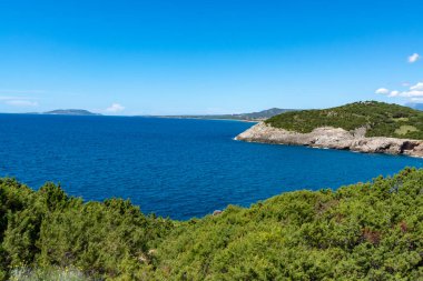 Yunanistan 'ın Mora kentinde küçük Yunan adaları ve Navarino koylarıyla manzara, yaz tatili beldesi, eko-turizm