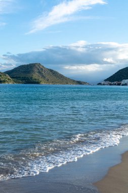 Nafplio yakınlarında, temiz su ve güzel kumla kaplı küçük bir kasaba olan Tolo, çocuklu aileler için yaz tatili beldesi, Mora, Yunanistan