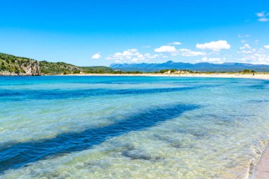 Voidokilia Plajı, Akdeniz 'in Messinia bölgesindeki popüler beyaz kum ve mavi berrak su plajı Yunan harfi Omega, Moreloponese, Yunanistan, tatil beldesi