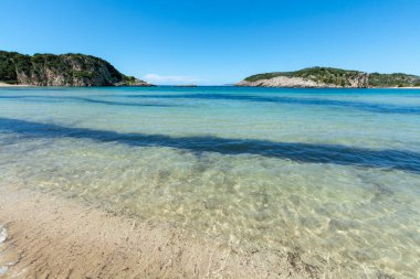 Peloponese 'nin kumlu plajları, Yunanistan' ın küçük Pylos kasabası yakınlarında beyaz kumlu Voidokilias plajı