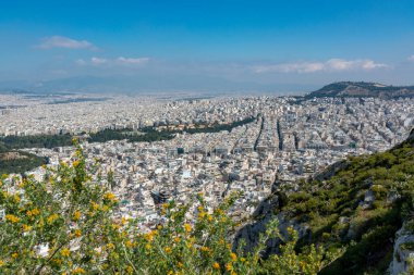 Yunanistan 'ın başkenti Atina, baharda tepenin manzarası, sokaklar ve binalarla dolu şehir manzarası, antik kentsel kültür