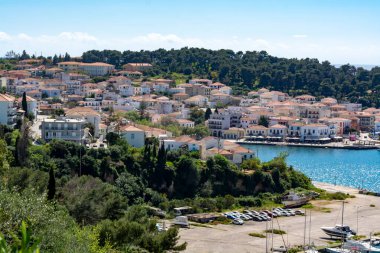 Pylos 'un tarihi adı Navarino, Messenia, Peloponnese, Yunanistan' daki liman kenti, Navarino Körfezi 'ndeki ana liman, eko turizm ve su sporları tatil beldesi.