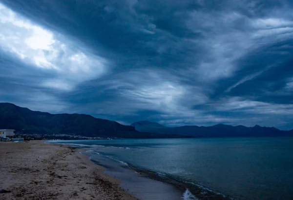 Cênicas Nuvens Cinza Azuis Durante Nascer Sol Sobre Costa Com — Fotografia de Stock