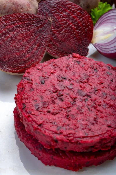 Comida Vegetariana Saudável Hambúrgueres Redondos Crus Feitos Beterraba Vermelha Perto — Fotografia de Stock