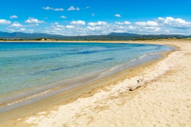 Voidokilia Plajı, Akdeniz 'in Messinia bölgesindeki popüler beyaz kum ve mavi berrak su plajı Yunan harfi Omega, Moreloponese, Yunanistan, tatil beldesi