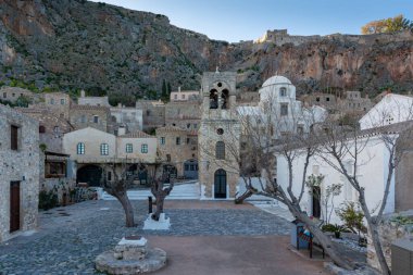 Günbatımında Monemvasia, Moreloponnese, Yunanistan 'daki kayalık ada üzerindeki romantik güçlendirilmiş Yunan köyü