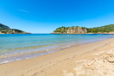 Voidokilia Plajı, Akdeniz 'in Messinia bölgesindeki popüler beyaz kum ve mavi berrak su plajı Yunan harfi Omega, Moreloponese, Yunanistan, tatil beldesi