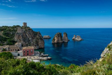 Kayalıklı kıyı şeridi ve Castellamare del Golfo yakınlarındaki derin mavi deniz doğal rezerv Zingaro, Sicilya, İtalya 'ya giriş yapıyor.