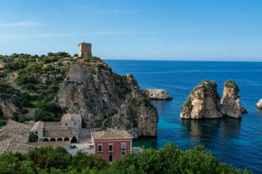 Kayalıklı kıyı şeridi ve Castellamare del Golfo yakınlarındaki derin mavi deniz doğal rezerv Zingaro, Sicilya, İtalya 'ya giriş yapıyor.