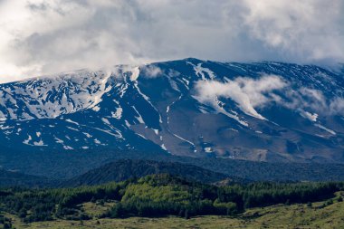 İlkbaharda İtalya 'nın Sicilya adasının doğu kıyısındaki Etna Dağı etkin stratovolcano manzarası