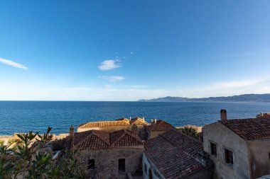Günbatımında Monemvasia, Moreloponnese, Yunanistan 'daki kayalık ada üzerindeki romantik güçlendirilmiş Yunan köyü