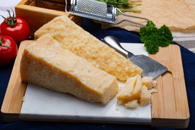 Peynir koleksiyonu, İtalyan parmesan peyniri. İki parça halinde.