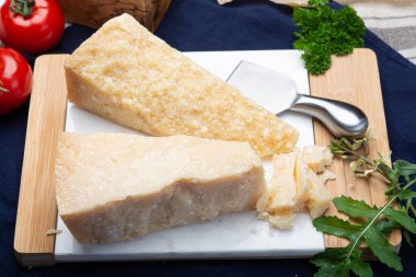 Peynir koleksiyonu, İtalyan parmesan peyniri. İki parça halinde.