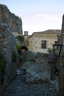 Günbatımında Monemvasia, Moreloponnese, Yunanistan 'daki kayalık ada üzerindeki romantik güçlendirilmiş Yunan köyü