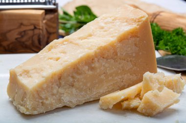 Peynir koleksiyonu, beyaz mermer tahtada orijinal İtalyan parmesan peyniri.