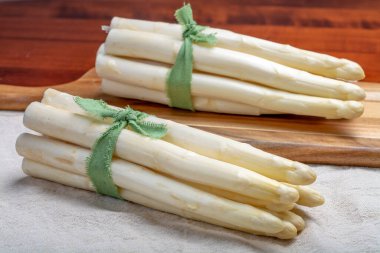 Taze pişmemiş beyaz kuşkonmaz, yeni hasat, yakın çekim.