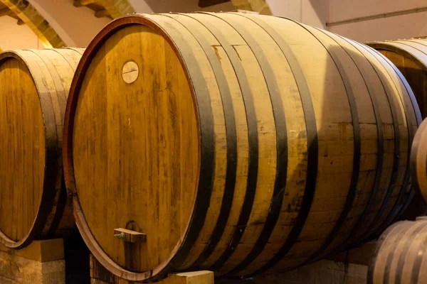 古いオーク樽とヴィンテージワインセラー 強化乾燥または甘いおいしいマルサラワインの生産マルサラ シチリア島 イタリア — ストック写真