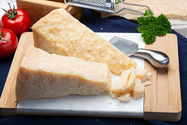 奶酪系列 意大利古老的帕尔梅奶酪 分两片 — 图库照片
