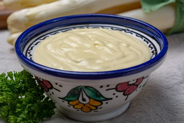 Bando Espargos Brancos Não Cozidos Frescos Molho Holandês Tigela Comida — Fotografia de Stock