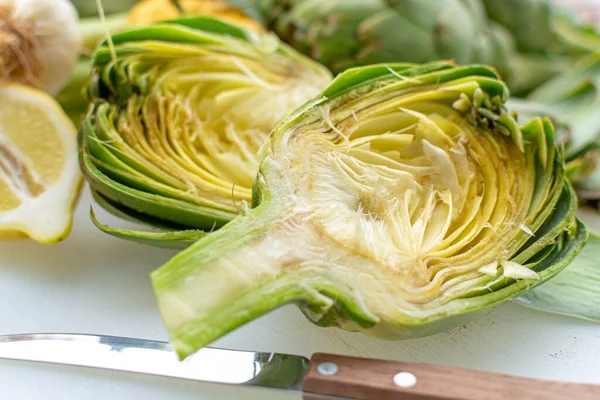 Preparazione Teste Carciofi Freschi Crudi Verdi Provenienti Dalla Piantagione Carciofi — Foto Stock