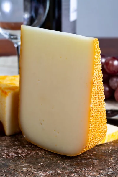 Kusy Francouzských Žlutých Sýrů Pur Brebis Ovčí Sýr Oddenku Pyrenees — Stock fotografie