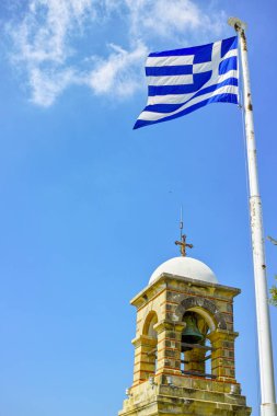 Yunanistan 'ın ulusal sembolü, bayrak direğinde mavi-beyaz Yunan bayrağı ve mavi gökyüzü, boşluğu kopyala