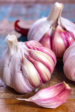 Üç ampul taze menekşe Fransız sarımsağı. Yemeye hazır.