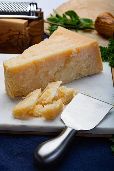 Sýrová Kolekce Jeden Kus Italského Původního Zrající Parmezán Sýr Bílém — Stock fotografie