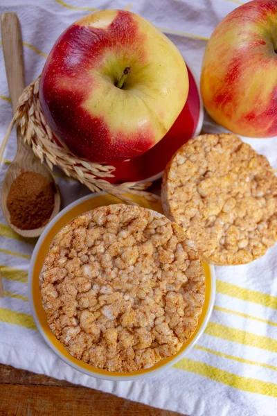 Ronde Rijstcrackers Gemaakt Van Appel Kaneel Gezonde Snack Voor Ontbijt — Stockfoto