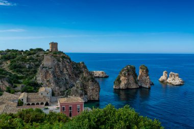 Kayalıklı kıyı şeridi ve Castellamare del Golfo yakınlarındaki derin mavi deniz doğal rezerv Zingaro, Sicilya, İtalya 'ya giriş yapıyor.