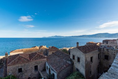 Günbatımında Monemvasia, Moreloponnese, Yunanistan 'daki kayalık ada üzerindeki romantik güçlendirilmiş Yunan köyü