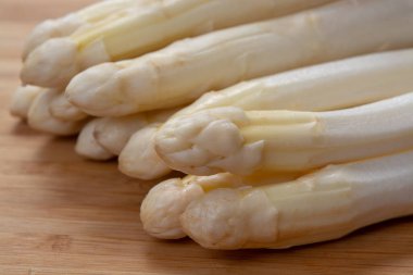 Bahar mevsiminde yeni beyaz kuşkonmaz hasadı. Yıkanmaya hazır beyaz kuşkonmaz. Restoranlar için bahar menüsü.