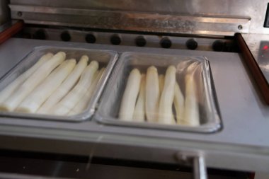 Hollanda 'da tarım çiftliğinde organik beyaz kuşkonmazların endüstriyel olarak işlenmesi, yıkanması, soyulması, tasnif edilmesi ve paketlenmesi