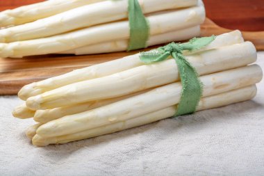 Taze pişmemiş beyaz kuşkonmaz, yeni hasat, yakın çekim.