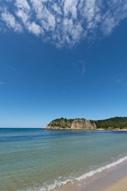 Voidokilia Plajı, Akdeniz 'in Messinia bölgesindeki popüler beyaz kum ve mavi berrak su plajı Yunan harfi Omega, Moreloponese, Yunanistan, tatil beldesi