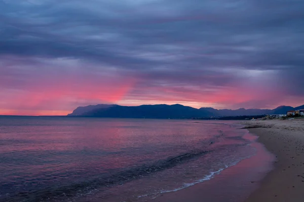 Scenic Pink Red Sunrise Coastline Sandy Beach Clear Sea Water — Fotografia de Stock