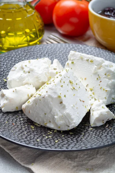 Formaggio Fresco Salato Bianco Morbido Feta Piatto Nero Condito Con — Foto Stock