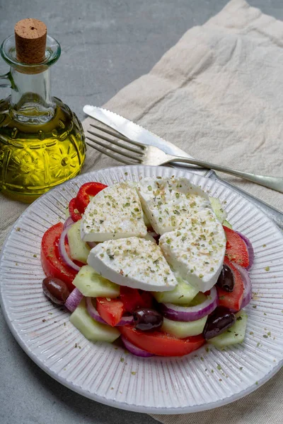 Ensalada Griega Tradicional Hecha Con Pepino Fresco Tomate Pimentón Cebolla —  Fotos de Stock